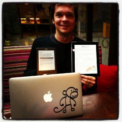 Petteri Kolehmaisen Monkey Experience Petteri tekee Senja opettaa -applikaatiota ja Kindle-kirjaa.
